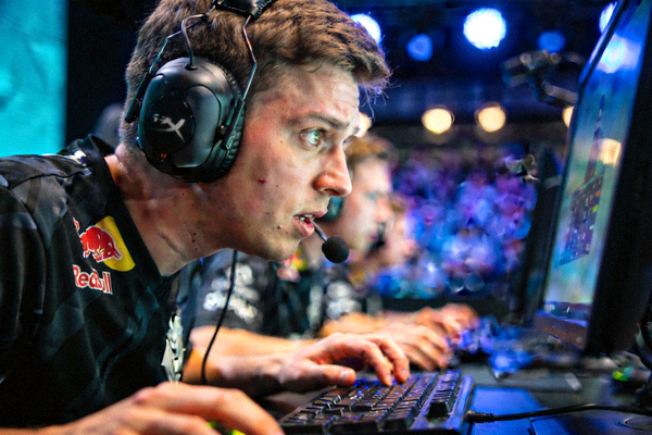 CS:GO Major锦标赛决赛现场，选手专注比赛的特写镜头
