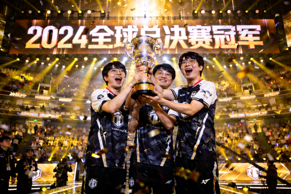 英雄联盟全球总决赛现场，选手捧起冠军奖杯的激动瞬间